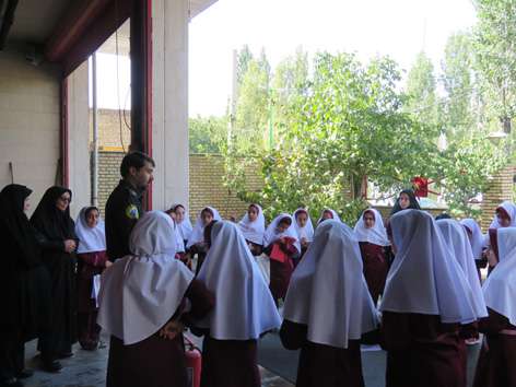 ارائه آموزش اطفاء حریق به دانش آموزان دبستان شهیدان سجادی