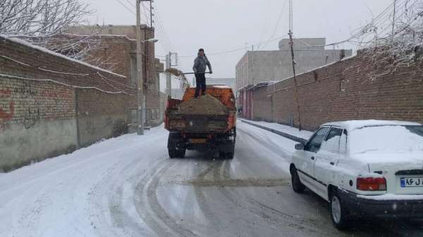امروز 23 دی ماه / برف روبی و نمک پاشی معابر و خیابان های سطح شهر توسط شهرداری بناب