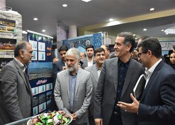 استاندار چهار محال و بختیاری  از غرفه شهرداری بروجن در نمایشگاه دستاوردهای ۴۰ ساله ی انقلاب اسلامی بازدید نمود