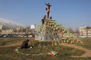 آغاز آذین بندی و نورپردازی میادین سطح شهر سنندج به مناسبت دهه مبارک فجر / چندین المان مناسبتی در سطح شهر نصب می شود