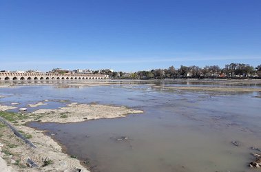جریان رودخانه زاینده رود در روز نخست سال ۹۸ در شهر اصفهان