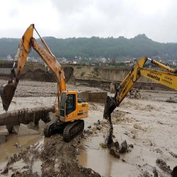 حضور فعال آب منطقه ای مازندران در امر ایمن سازی منازل مسکونی و تاسیسات آبی شهر زیراب پس از سیل اخیر