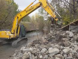 ساخت و سازهای غیرمجاز در حریم رودخانه‌های استان مرکزی تخریب می‌شوند