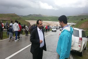 برقرای ارتباط جادهای شهرستان دره شهر(استان ایلام) به استانهای لرستان و خوزستان که بر اثر سیل اخیر قط...