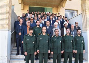 شهردار ,شورای اسلامی شهر بروجن با حضور در ستاد فرماندهی سپاه,روز پاسدار را به پاسداران وطن تبریک گفتند.