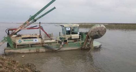 ادامه لایروبی رودخانه قره سو در روستای نیاز آباد حوضه آبریزقره سو