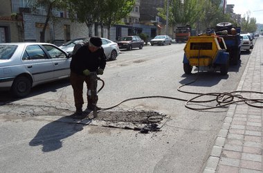 ترمیم روزانه چاله های معابر اصلی حوزه شهرداری منطقه ۲