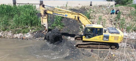 ادامه عملیات لایروبی و افزایش ظرفیت آبگذری  رودخانه سرخه حصار