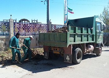 عملیات آماده سازی و بازپیرایی زمین ورزشی شقایق انجام شد