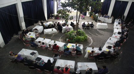 برگزاری مراسم سفره افطاری برای کودکان شهر باران در تماشاخانه سازمان فرهنگی، اجتماعی و ورزشی شهرداری
