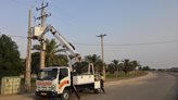 خسارت تندباد به شبکه برق اهواز