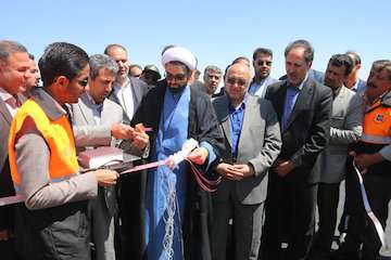 روکش آسفالت محور راین - حسین آباد با حضور استاندار کرمان اجرا شد