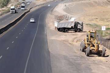 عملیات راهسازی در جاده‌های سیستان و بلوچستان متوقف شد
