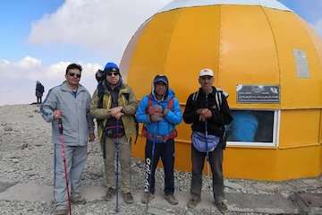 صعود تیم کوهنوردی وزارت راه و شهرسازی به قله توچال