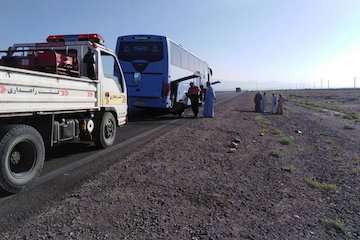 خدمات‌رسانی به ۱۳۵ اتوبوس در راه مانده توسط راهداران استان سمنان