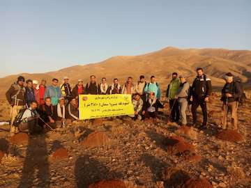 کوهنوردان وزارت راه و شهرسازی قله نیزوا  را فتح کردند