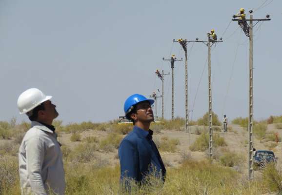 اجرای طرح ضربتی سرویس شبکه برق محدوده مرزی شهرستان زیرکوه