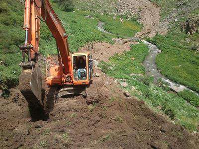 به گزارش روابط عمومی و آموزش همگانی شركت آب و فاضلاب روستایی استان اردبیل مهندس به نژاد مدیرعامل شركت آب و فاضلاب روستایی استان اردبیل در جریان بازدید از پروژه های در دست اجرای شهرستان كوثر اعلام كرد جهت آبرسانی و حل مشكل آب شرب روستاهای استان تعداد ۱۸ مجتمع آبرسانی مطالعه ودرحال اجرا می باشد  مدیرعامل شركت آب و فاضلاب روستایی و سرپرست شركت آب و فاضلاب شهری استان ازمجتمع آبرسانی كوثر نیز جهت آبرسانی به روستاهای شهرستان نام برد و اضافه كرد كه مطالعه اولیه این مجتمع به اتمام رسیده و در آینده نزدیك كارهای واگذاری به پیمانكار برگزار خواهد شد  سرپرست شركت آب و فاضلاب شهری استان اردبیل ضمن تقدیر و تشكر از زحمات و حمایتهای نمایندگان استان و پیگیریهای مستمر استاندار محترم استان الخصوص در دعوت از مدیران عامل بانكهای كشور به استان دریك زمان واحد و تخصیص اعتبارات خوبی به آب شرب روستاهای استان و افزود بااین پیگیریها مبلغ ۵۱۰ میلیارد تومان به این امر مهم اختصاص یافته است  به نژاد در ادامه افزود كه با اختصاص این مبلغ در طول حداكثر سه سال اكثر روستاهای استان از نعمت آب شرب سالم و بهداشتی برخوردار خوا