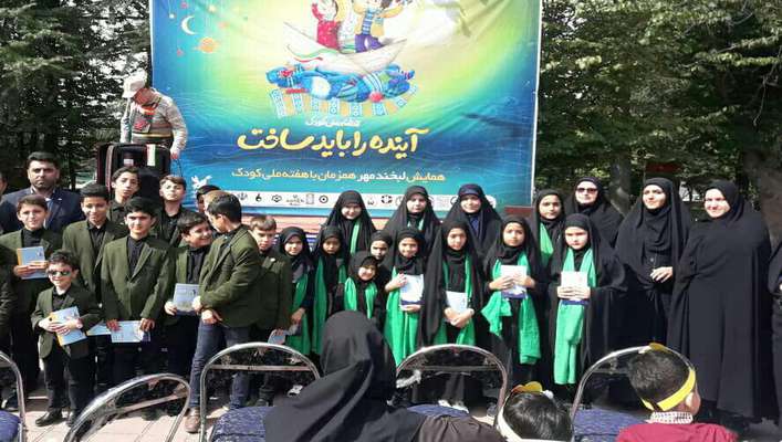 حضور فاطمه شیرزاد رئیس کمیسیون فرهنگی اجتماعی شورای رشت در جمع کودکان رشتی در عمارت کلاه فرنگی به مناسبت هفته کودک
