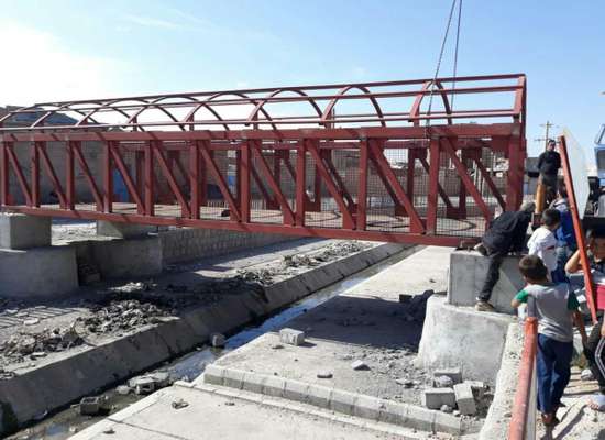 رئیس اداره فنی و عمرانی شهرداری بناب خبرداد؛/ نصب و استقرار پل فلزی کوی گلستان دیزج