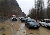 ترافیک نیمه سنگین در هراز/بارش باران در جاده‌های ۵ استان