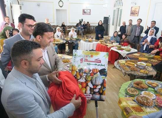 گزارش تصویری ازرونمایی پوستربرگزاری چهارمین جشنواره کدو با حضور شهردارکلانشهر رشت جناب آقای  دکترناصر حاج محمدی  درتالارگفتمان شهرداری رشت