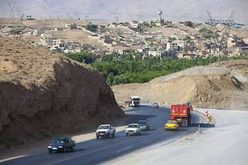 تخصیص ۶۸ هزار مترمربع از اراضی شهرستان لنجان برای طرح اقدام ملی تولید مسکن/پیشرفت ۸۰ درصدی پروژه های راهسازی در شهرستان لنجان