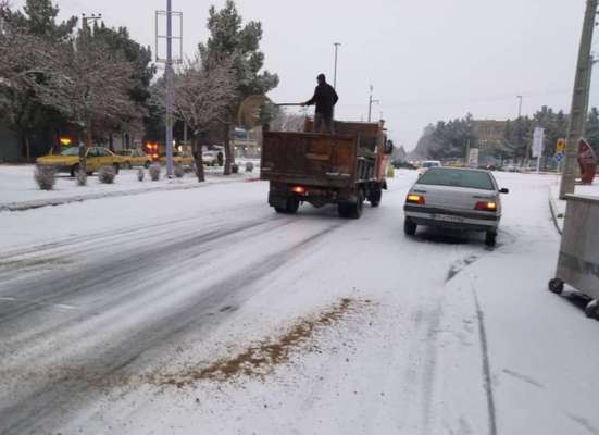 برف روبی پیاده روها و نمک پاشی خیابان های سطح شهر در ابتدای صبح امروز توسط شهرداری بناب
