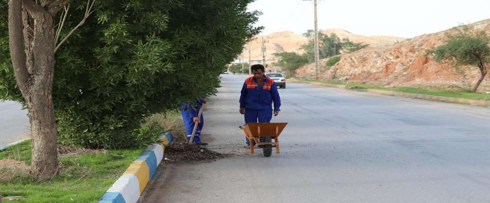 پاکسازی عمومی جاده بی بیان توسط واحد خدمات شهری شهرداری مسجدسلیمان