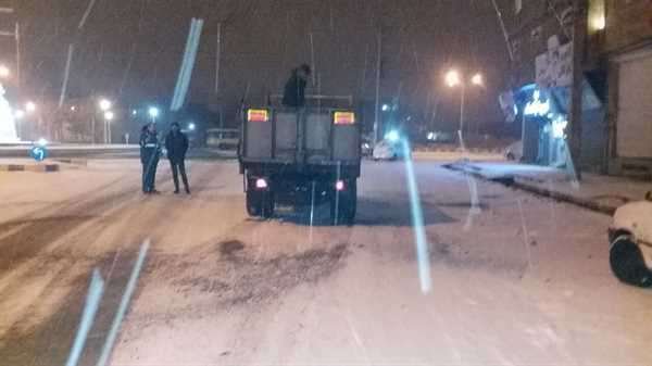 اجرای عملیات برف روبی و نمک پاشی معابر از سوی اکیپ های ستاد زمستانی شهرداری خوی