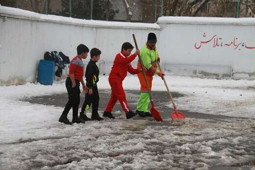 احیای سنت پارو کردن برف در مدارس سطح حوزه شهرداری منطقه۶
