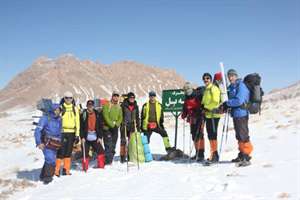 به مناسبت دهه فجر؛صعود کوهنوردان وزارت راه و شهرسازی به کوه بل اقلید با ارتفاع 3965 متر