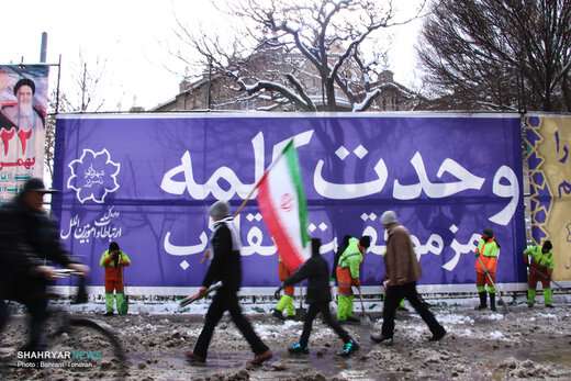 تلاش پاکبانان شهرداری تبریز در مراسم راهپیمایی 22 بهمن تبریز