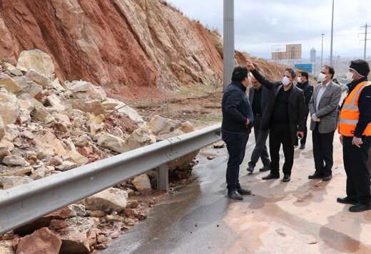 جمع‌آوری ریزش های زیر ترانشه کوه اتوبان پاسداران در سریع‌ترین زمان ممکن/ رفع خطر مسیرهای ناامن اولوی ...