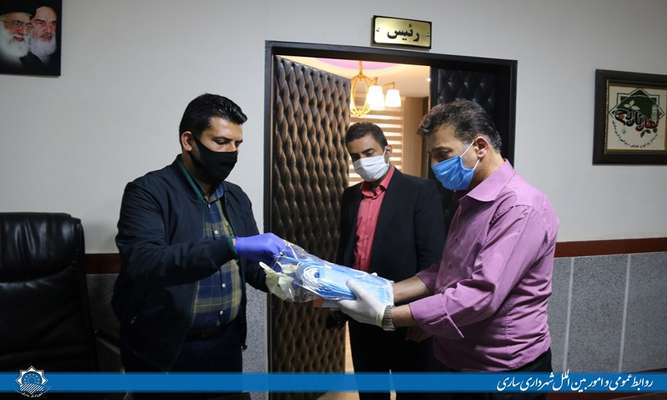 توزیع ماسک و دستکش بین همکاران توسط مرکز بهداشت شهرداری ساری