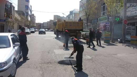 اجرای عملیات لکه گیری و ترمیم آسفالت در خیابان شهید قره باغی