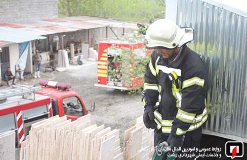 آتش سوزی فروشگاه بزرگ گل مصنوعی در جاده فومن آتش نشانان را به محل حادثه کشاند/ آتش نشانی رشت