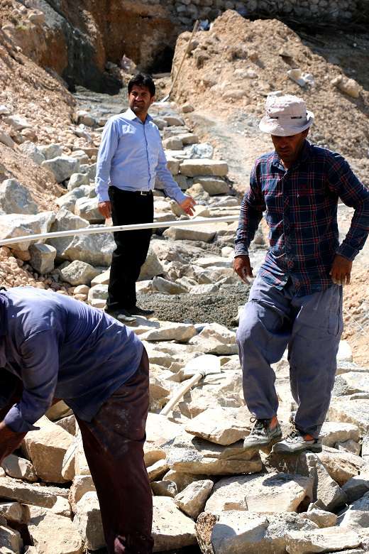 اجرای دیوار حفاظتی سنگی در محله شهید تاراس