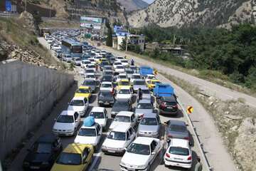 ترافیک در جاده هراز و آزادراه کرج- تهران سنگین است