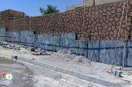 عملیات سیمان کاری طرح سنگی دیوار ضلع غربی پارک سفیر امید پایان یافت
