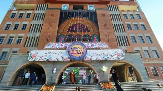 برگزاری جنگ شادی ویژه کودکان و نوجوانان به مناسبت عید غدیر خم  در محوطه شهرداری مرکز