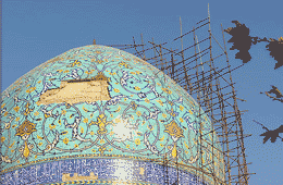 کاشیهای گنبد مدرسه تاریخی چهارباغ در حال فرو ریختن است