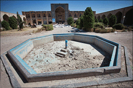 اتمام بازسازی میدان گنجعلیخان ؛ شاید وقتی دیگر