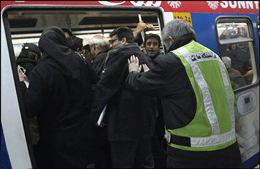 تهرانی ها با هل سوار مترو می‌شوند