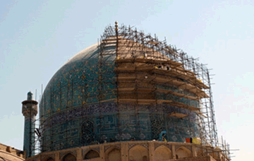 نصب کاشی‌های گنبد مسجد امام (ره) به استادکار و امکانات نیاز دارد