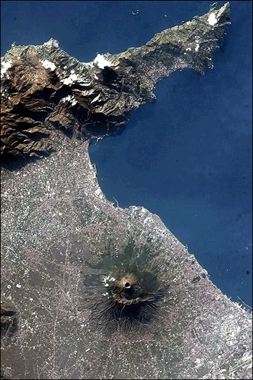 تصویری از خطرناکترین آتشفشان دنیا/ مشاهده یک غول خفته از فضا