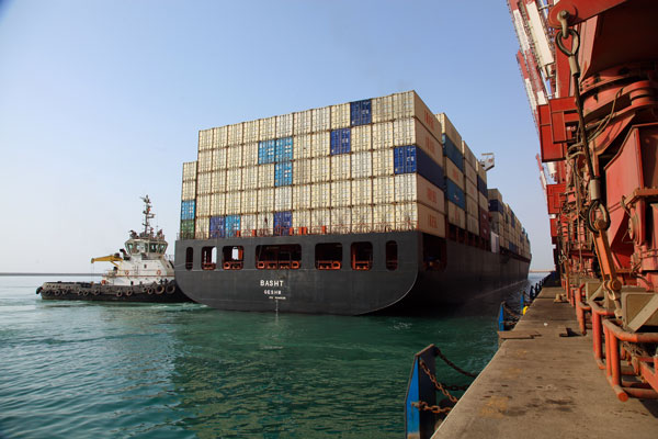 تردد خطوط کشتیرانی بزرگ دنیا در بنادر ایران/محدودیتی در پذیرش کشتی‌ها نداریم