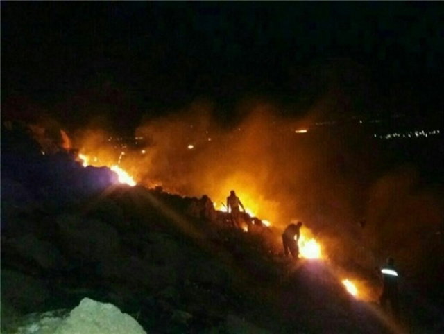 آتش‌سوزی در البرزکوه جهرم/ سوختن یک‌ هکتار اراضی ملی