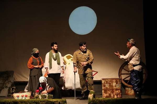 تئاتر با "دستان بسته کاری" بارعایت پروتکل بهداشتی در سالن خاتم النبیاء رشت برگزارشد