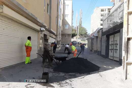 لکه‌گیری معابر شهرداری منطقه ۲ تبریز با استفاده از ۱۴۰ تن آسفالت